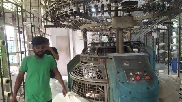 Circular knitting machines